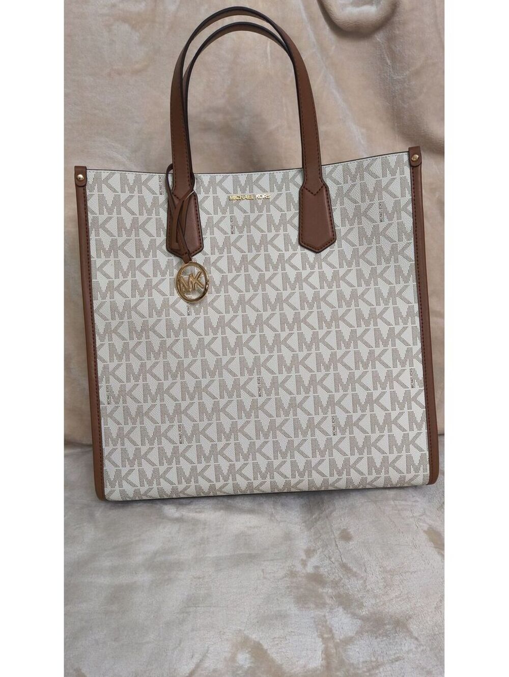 121. Michael Kors Large NS Logo Tote Vanilla/Cream/Tan